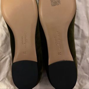 New in Box Salvatore Ferragamo varina velvet shoes in army green 6C
